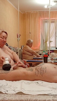妻はペニスと玉をマッサージし、ペニスをしゃぶり、口いっぱいに熱い精液を注ぎます