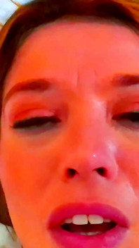 O distrug pe mama sexy minionă Tiffany Fox într-o cameră de hotel