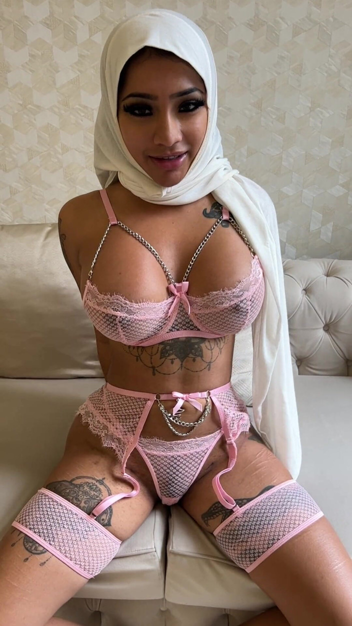 Yasmina Khan: Evde yalnız tesettürlü sevimli iç çamaşırlı büyük zenci yarağı dildo kullanıyor