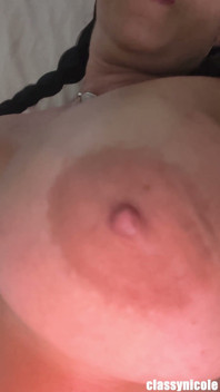 Fit MILF Classy Nicole ma niezły orgazm midafternoon