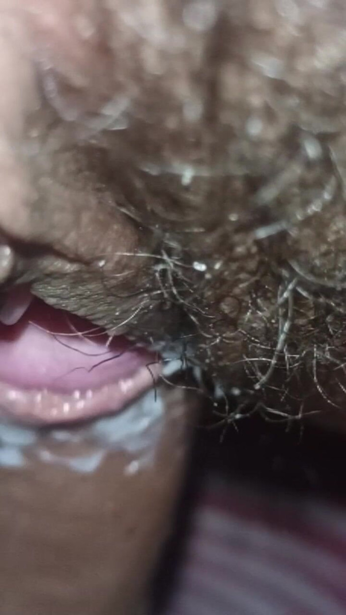 XXX Nepal: Ehemann leckt Urfis muschi und fickt sie mit gurke in...