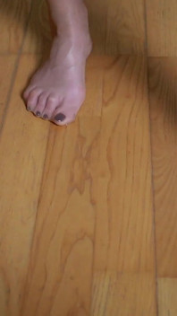 Des pieds en nylon torrides glissent sur un sol en bois - lentement, asmr, glissements
