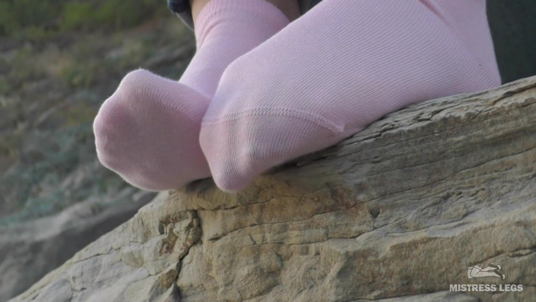 Mistress Legs: Sexy nohy v růžových kotníkových ponožkách na pobřeží