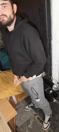 Mi Masturbo Con Pantaloni Della Tuta, Una Felpa Nera E Scarpe Da Ginnastica Nike