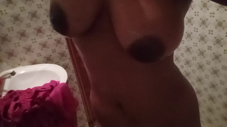 bdsupersex: Peituda indiana colagem menina banheiro dedilhado quente jannat show grandes...