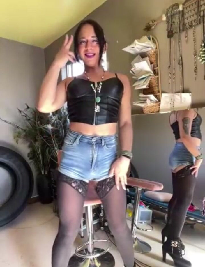 TSJade95: Kamerada canlı yayında seksi lil striptiz