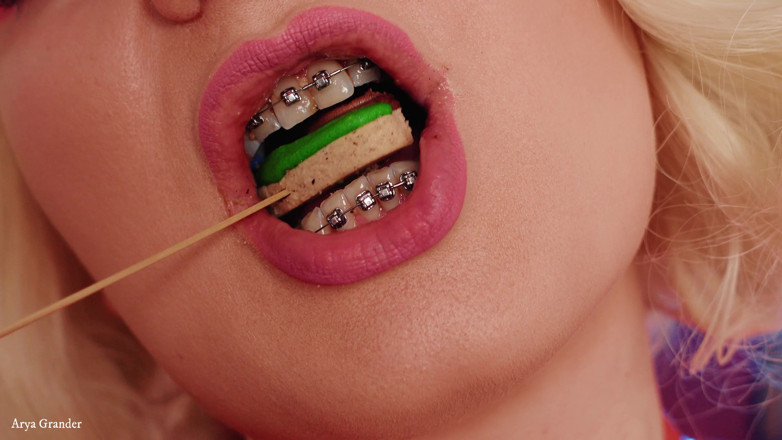 Arya Grander: Feticismo del cibo: mangiare video ragazza bionda in lattice