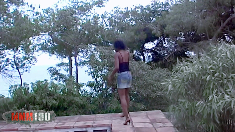 MMM100: Shania Shania se svléká u starého opuštěného bazénu