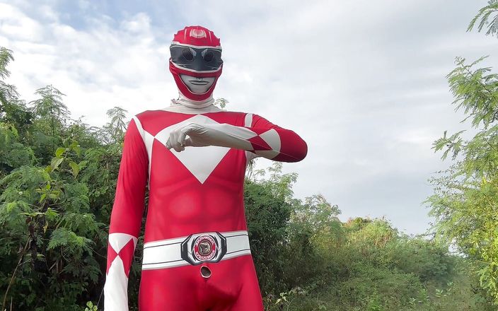 SinglePlayerBKK: Power Ranger açık havada mastürbasyon yapıyor.