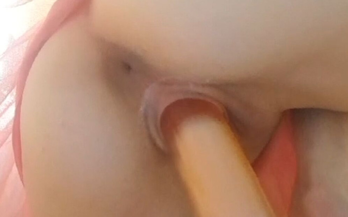 MollyVIP: Memek merah muda dientot habis-habisan pakai dildo ukuran raksasa