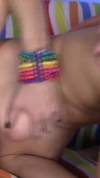 Teenager con tette perfette si fa scopare in gola