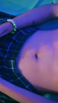 Twink magic c dễ thương sục con cu to chưa cắt của anh ấy với rất nhiều precum và một lượng tinh dịch dày