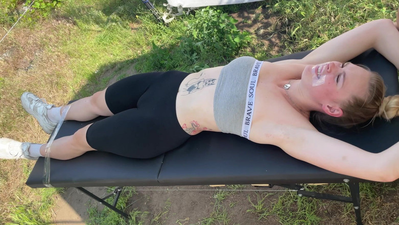 HotPrincessUA: Afgeplakt en gekieteld bij de picknick: Ticklers totale controle