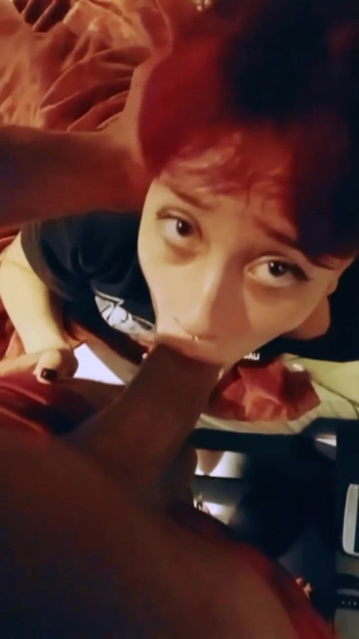 QroZne Studios: La pawg rossa in un orgasmo che agita l'anale