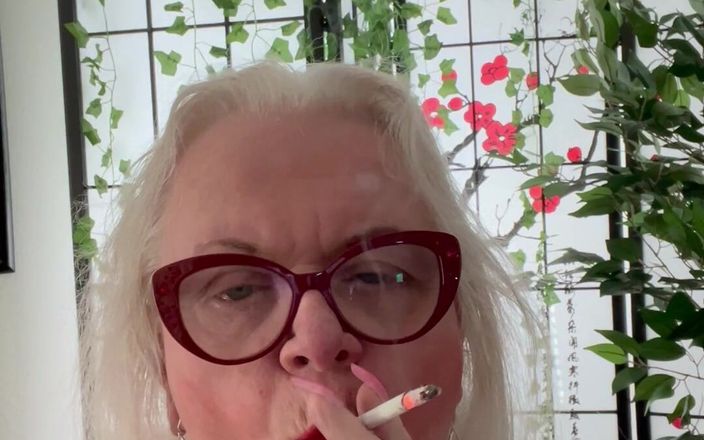 Constance: Chuyển giới hút thuốc