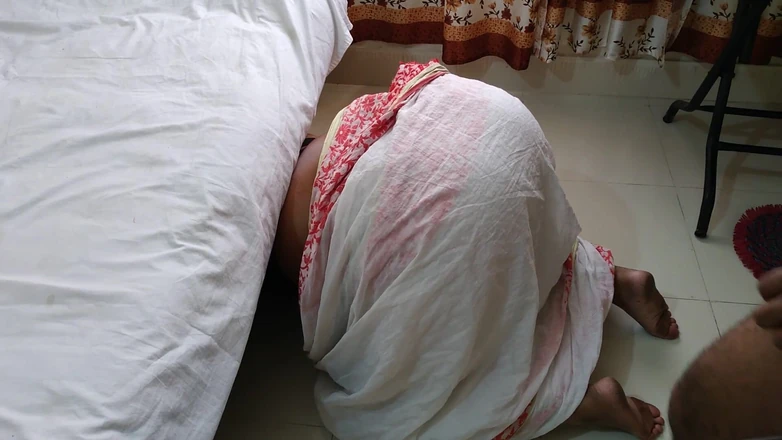 Aria Mia: Pakistani Hot Stepmom Gets Stuck While Sweeping Under the Bed...