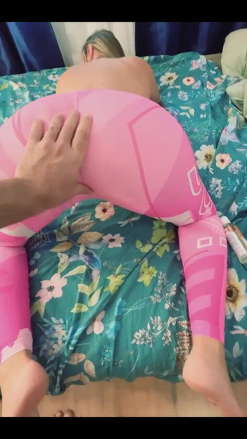 Bunny Hustler: Dubur doggy amatur untuk MILF dalam bingkap seksi