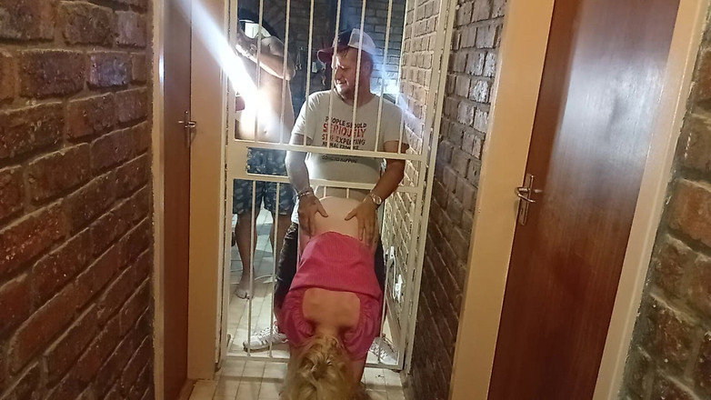 18blondteen: Ngay cả khi cha dượng đụ tôi, tôi vẫn tìm cách đụ...