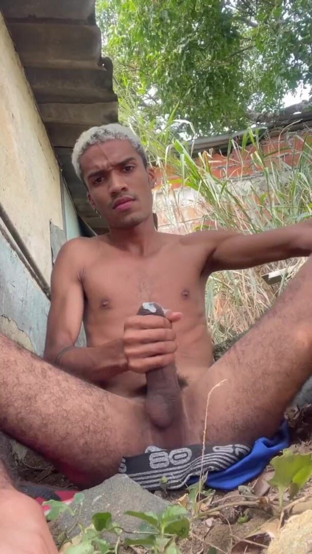 vergar4_daviid: Komşunun evinin arkasında mastürbasyon yapıyorum