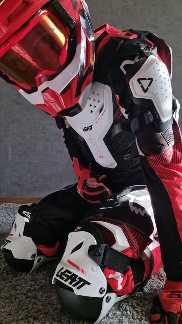 Sneakersmax98: Lelaki Motocross melancap dalam gear penuh