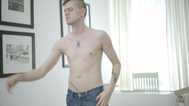 Gay Deluxe: Máquina de leche de un joven twink