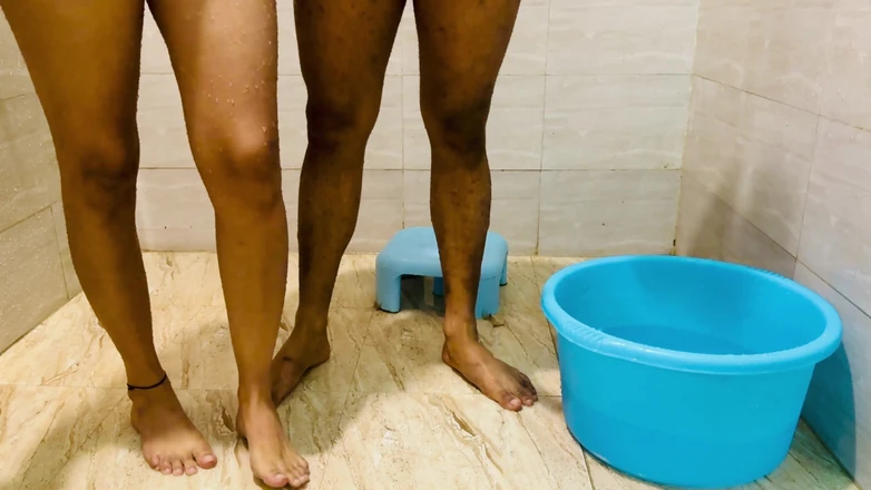 Hornycouple149: Моя мачеха дарит мне трах в ванной, мне отказали в ванне с холодной водой