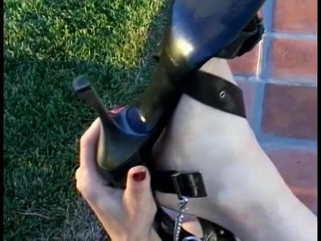 Masturbation Porn: Người đẹp tóc đen đi giày cao gót và đồ lót khoan âm hộ của...