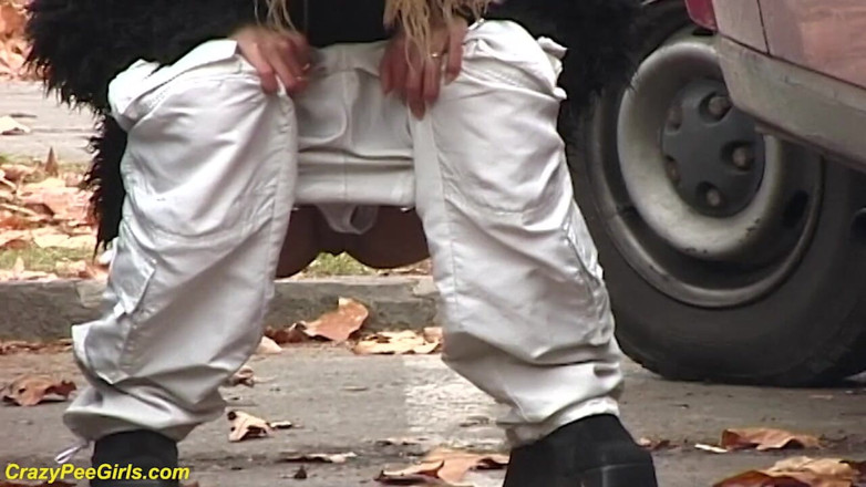 Crazy pee girls: Awek berkencing antara kereta