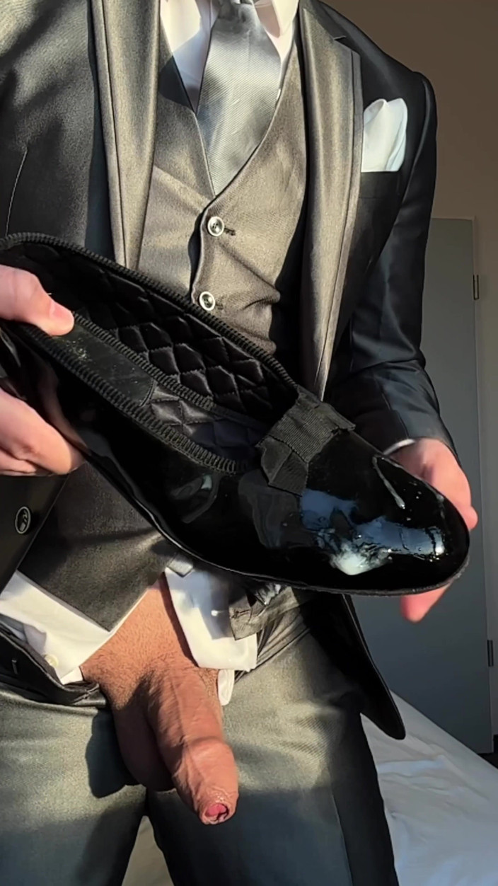 Master Shiny Shoes: Ženich si honí v hotelovém pokoji