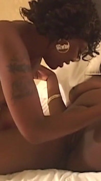 Deux MILF noires excitées partagent un plaisir énorme avec un gode