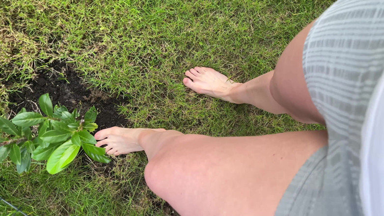 Feet: घास पर नंगे पैर चलना