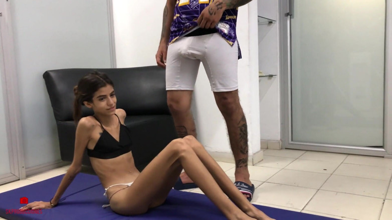 SaritaHott: Vedo la mia piccola sorellastra allenarsi e le dico che...