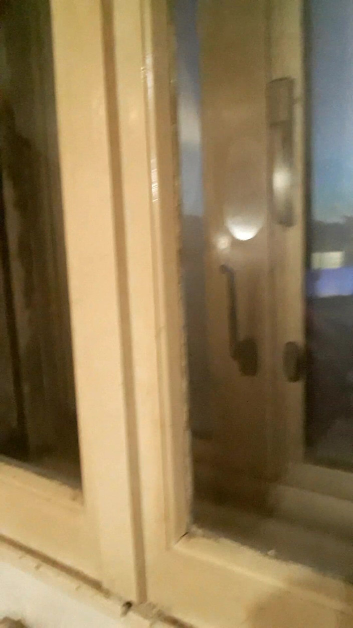 WEBREGINETTA2023: Debout sur une chaise nue devant la fenêtre