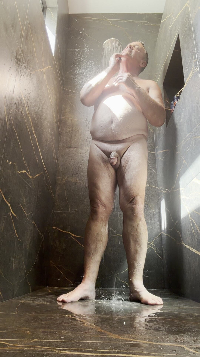 GottaLuvBB: Sledujte, jak se sprchujem a holím