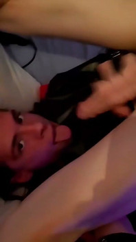 Loona Trans caresse une éjaculation sur son visage, cette petite salope jouit sur elle-même