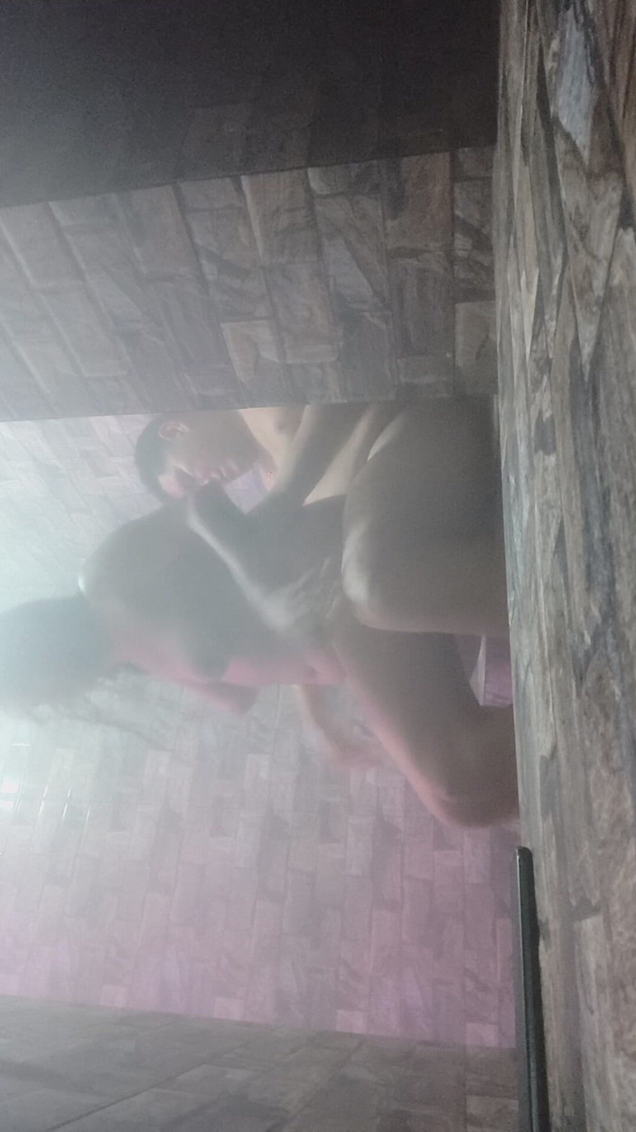 AngyAmazon: 在桑拿房里骑乘我的绿帽老公，直到他射精