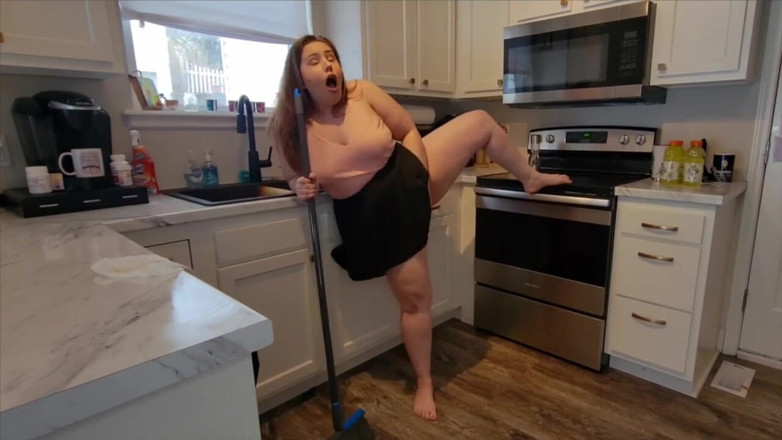 KinkyKatie: Echte bbw-milf maakt keuken schoon tijdens het gebruik van Lovense...