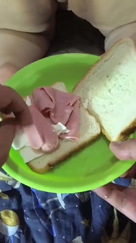 Il mio schiavo anale mangia un delizioso sandwich preparato nel suo buco del culo