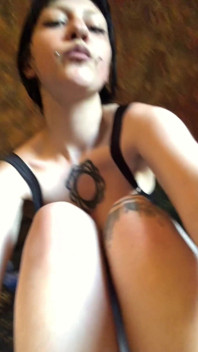 젖탱이를 뜨겁게 가지고 노는 대담한 BDSM 갈색 머리