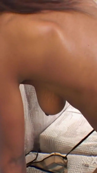 Schwarzes mädchen mit sexy körper spielt im amateur-solo-video mit ihrer muschi