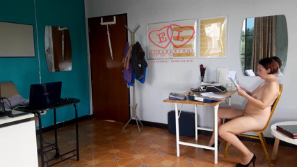 Strange stepfamily: Segretaria per nudisti. Dipendente nuda in ufficio. La cagna nuda...