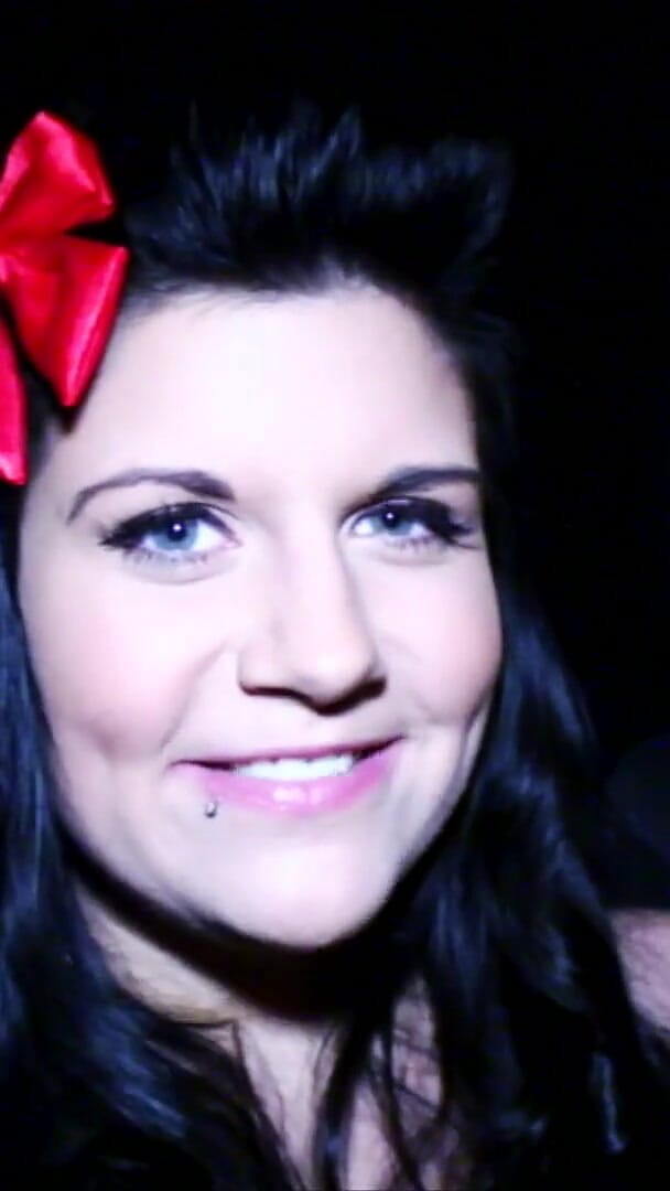 Killergram: Peituda morena milf recompensa os paus sujos de quatro com...