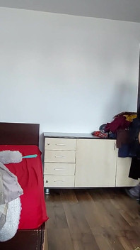 Amateur-MILF putzt im leeren haus. Brünette behaarte muschi, dicke titten.