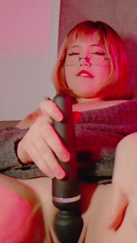 Ukii Loves That Her Pussy Vibrates with the Vibrator