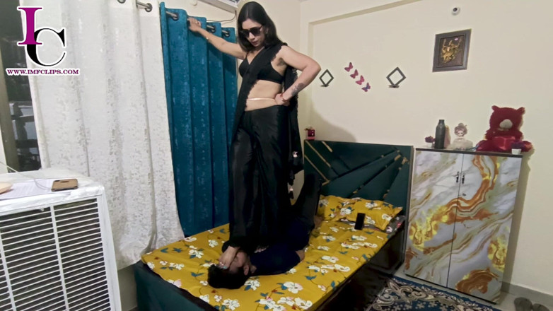 Indian mistress femdom studio: เหยียบย่ําอินเดียใน Saree HD