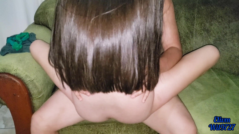 Wil9727: मेरी सौतेली बहन मुझे चोदने के लिए जगाती है