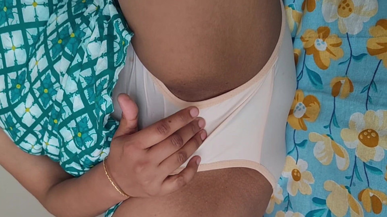 Piya pori: Indická Desi Bhabhi prstění a masturbace v ložnici