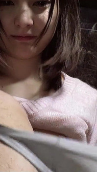 Asyalı genç mihono evde açık havada parmaklanıyor ve sakso çekiyor