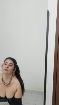 Sesso MILF Nuda Con Un Controllo Giocattolo Sumbimisivo in Lattice