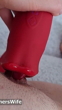 POV solo-meisje komt hard klaar met vibrator met bewegende lippen en tong - programmerswife
